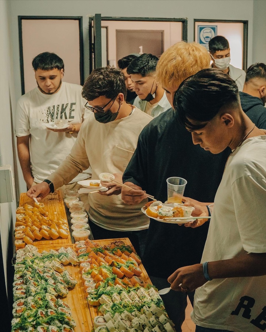 Barberos compartiendo el catering en VISION