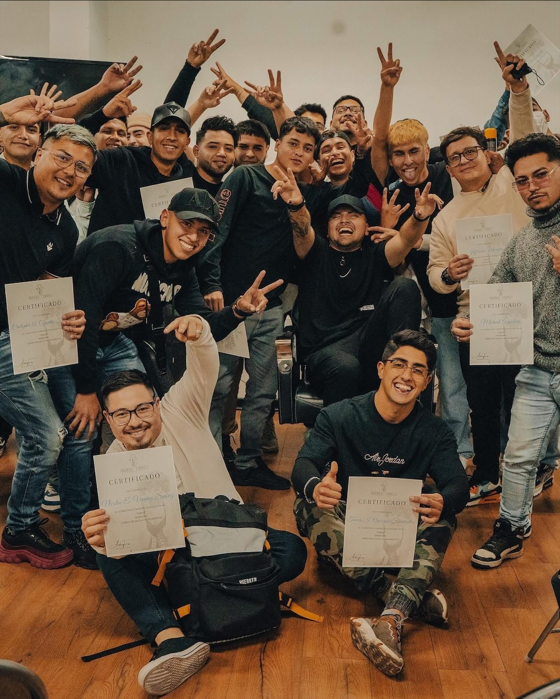 Asistentes de VISION con sus certificados junto a Andree Torres